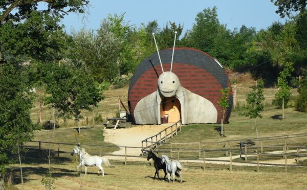 Une maison escargot au coeur d'un parc insolite