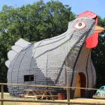 La Maison en forme de Poule du parc DéfiPlanet dans la Vienne (86) près de Poitiers