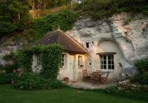 Vivez un séjour unique en Poitou en choisissant un hébergement hors du commun et dépaysant.
