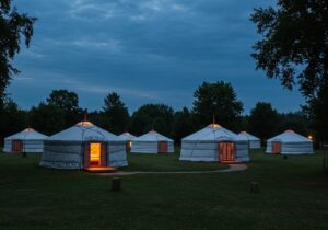 Profitez d'une nuit unique en yourtes mongoles à Poitiers pour une escapade originale.